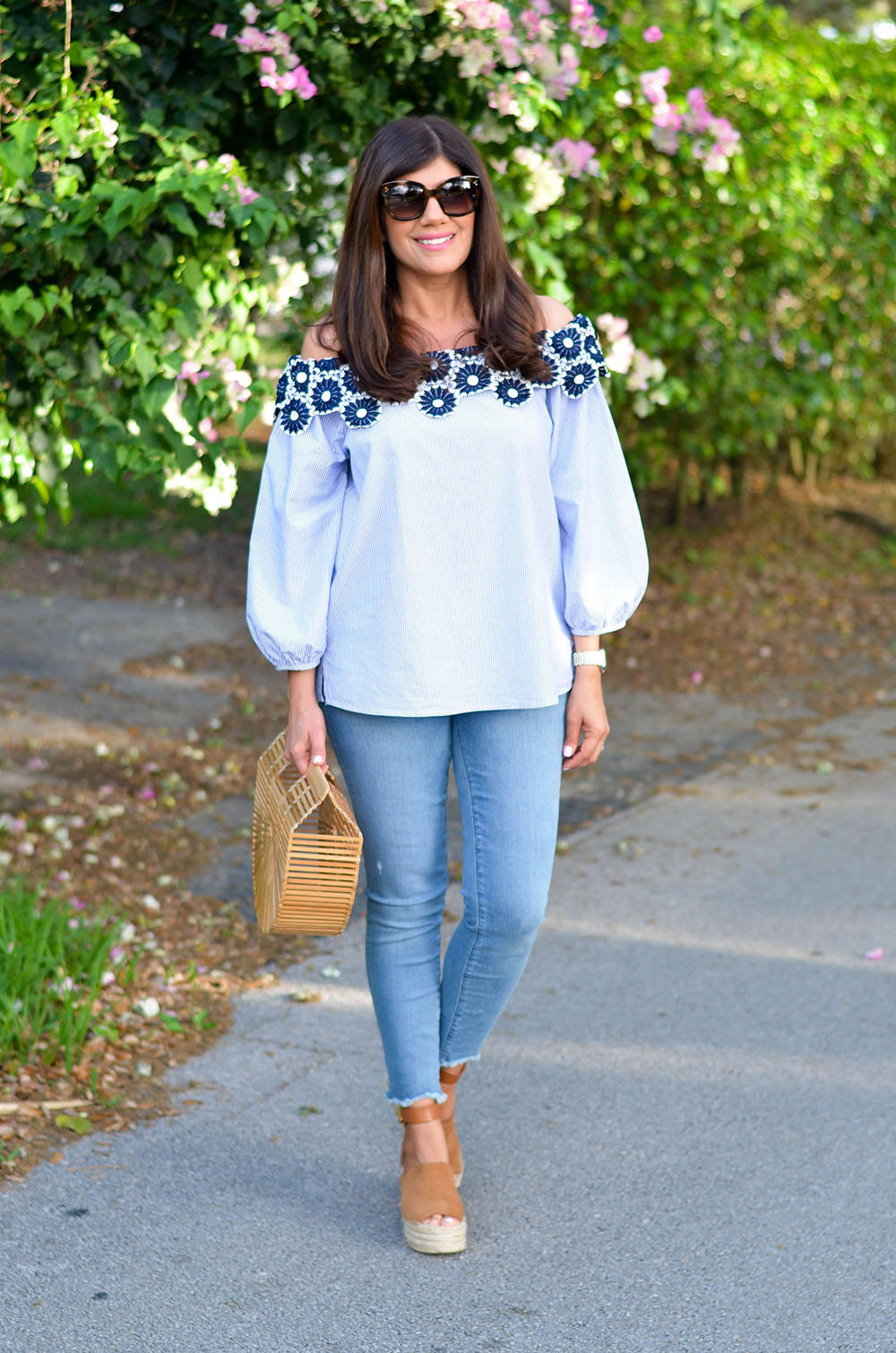 White and blue classy outfit with leggings, denim, jeans Outfit Ideas