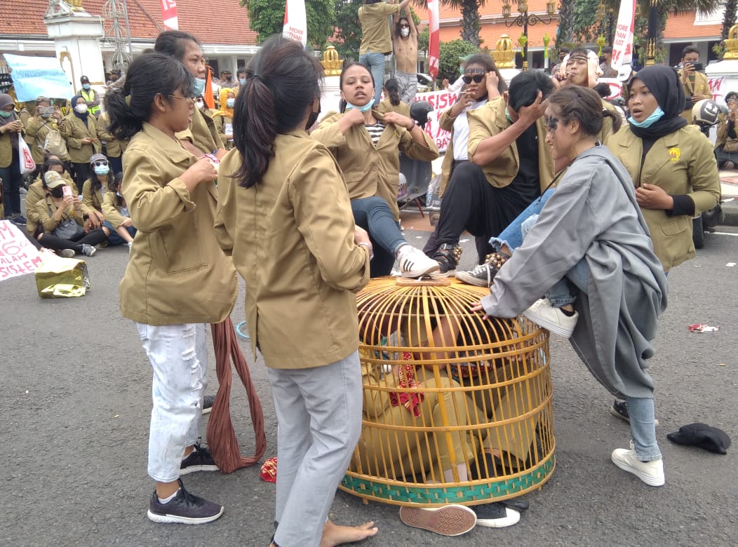 Mahasiswa STKW Demo Tuntut Pembenahan Pendidikan - suara surabaya