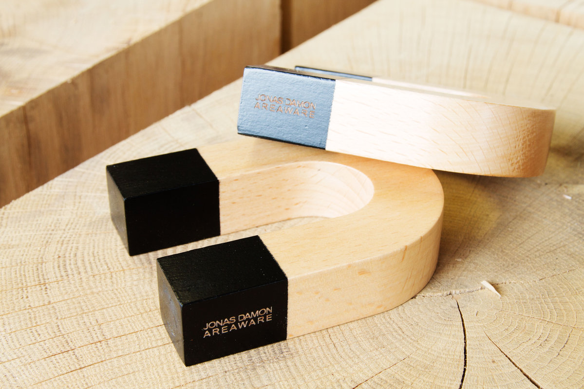 Horseshoe A powerful wooden to hold stuff.