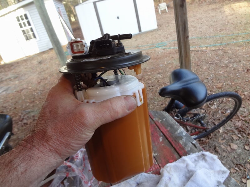 How to change a fuel filter in a 2004 kia rio Blue