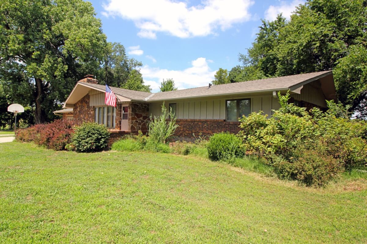 2928 SE 48th St, Newton, KS 67114 Sundgren Realty Inc