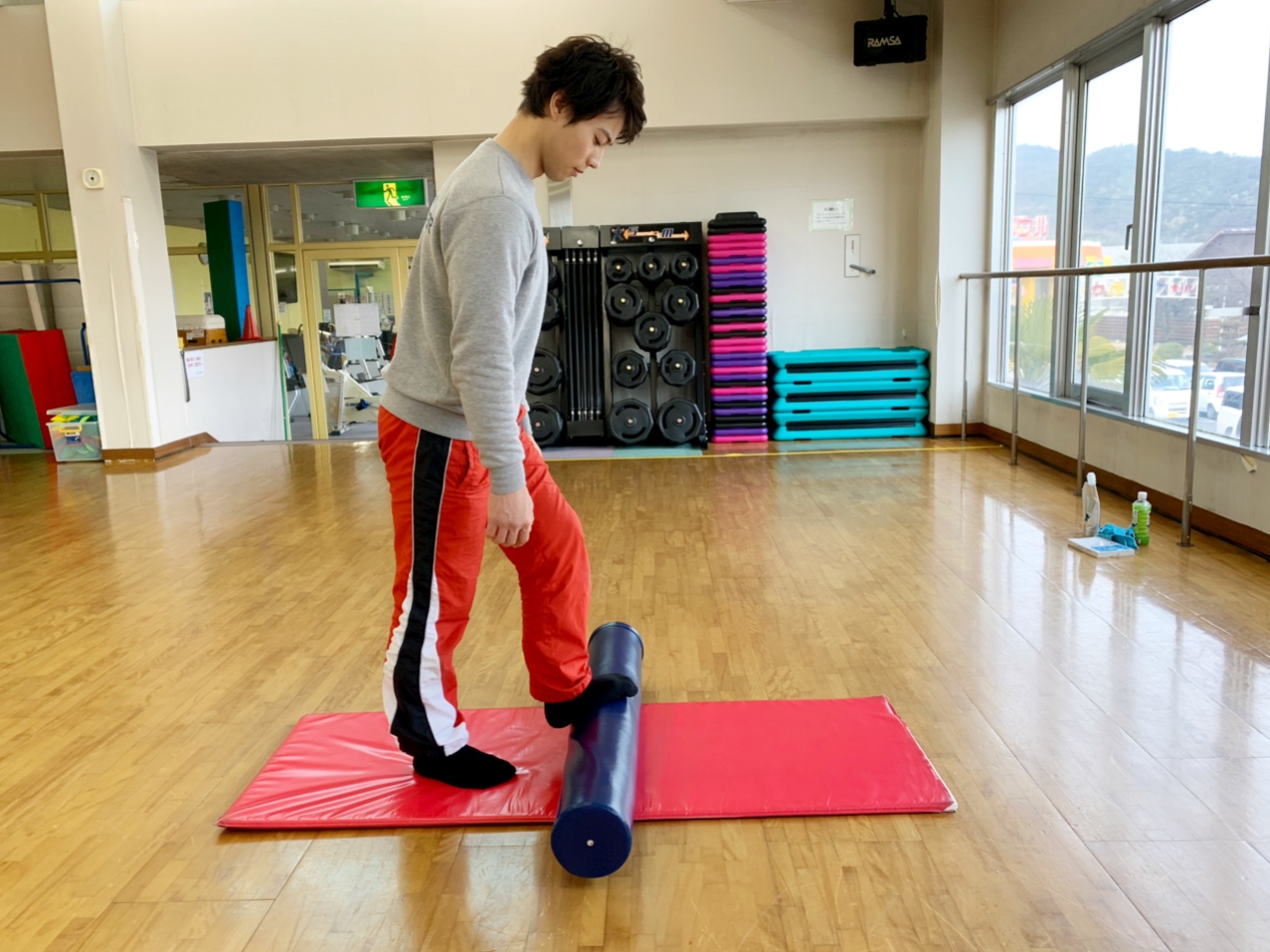 ストレッチポールを使ったストレッチ（足の裏のストレッチ） 「健康」と「心地良い思いの漂う空間」サンフラワー