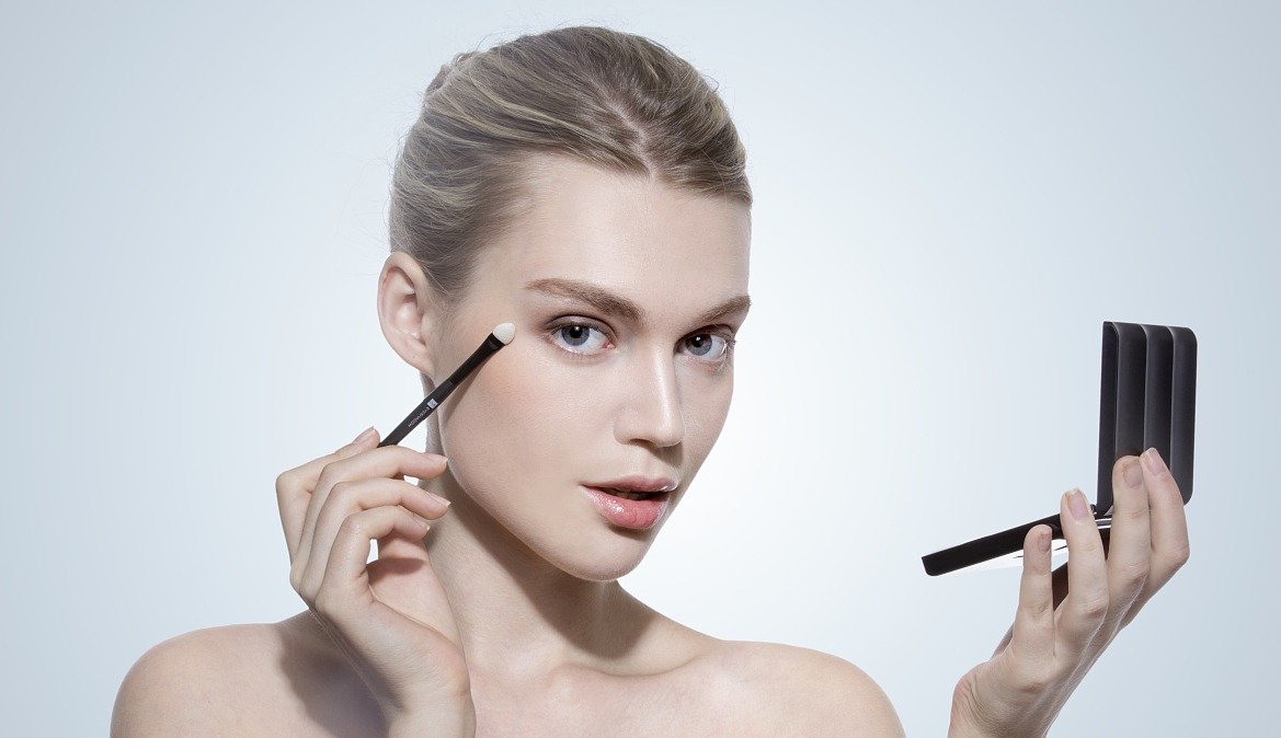 The Difference Between Concealer and Foundation