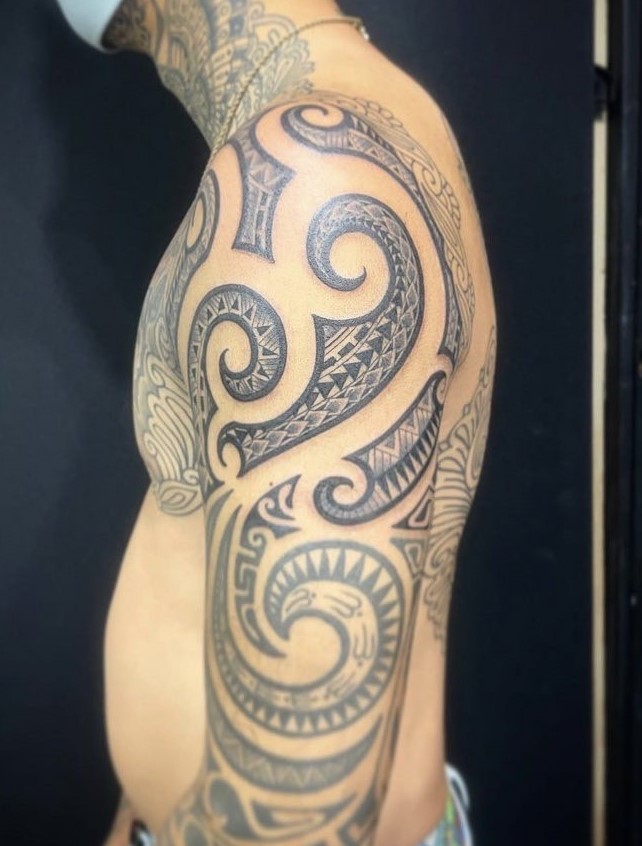 トライバル マオリ 東京の渋谷・秋葉原でタトゥースタジオはSunsqlit Tattoo