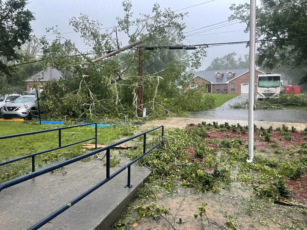 Tornado hits Moss Point, 8 trapped inside bank safely evacuated