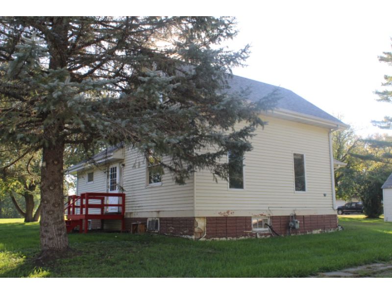 OldhamRamona School District Well Located 1 1/2 Story 2 Bedroom Home