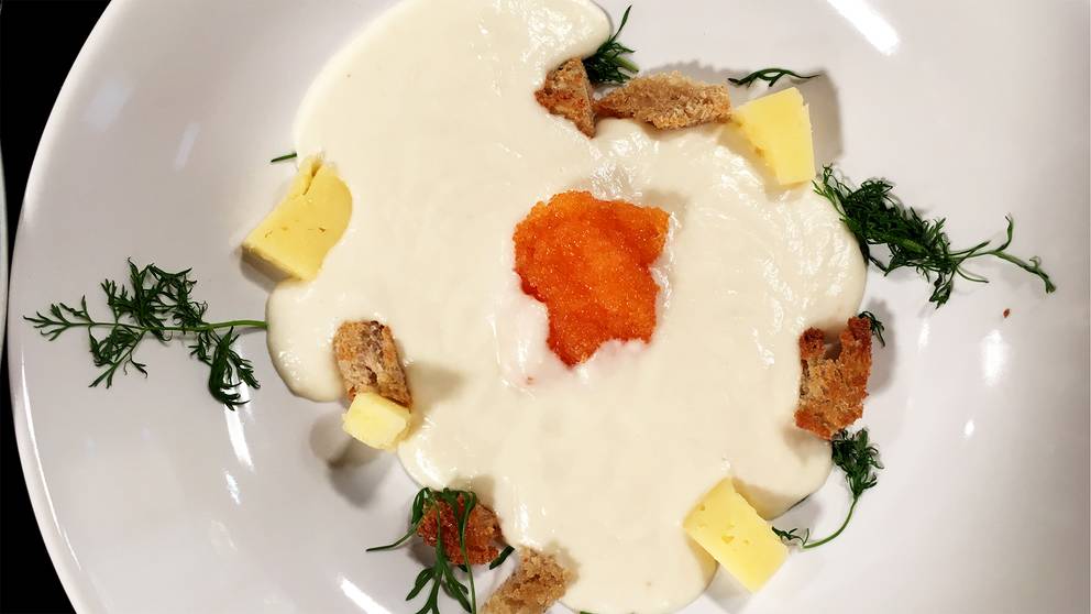 Lyxig jordärtskockssoppa med löjrom och lagrad ost SVT recept