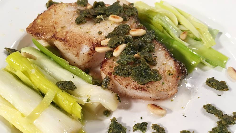 Rimmad torskrygg med bräserad purjolök och bakade örter SVT recept