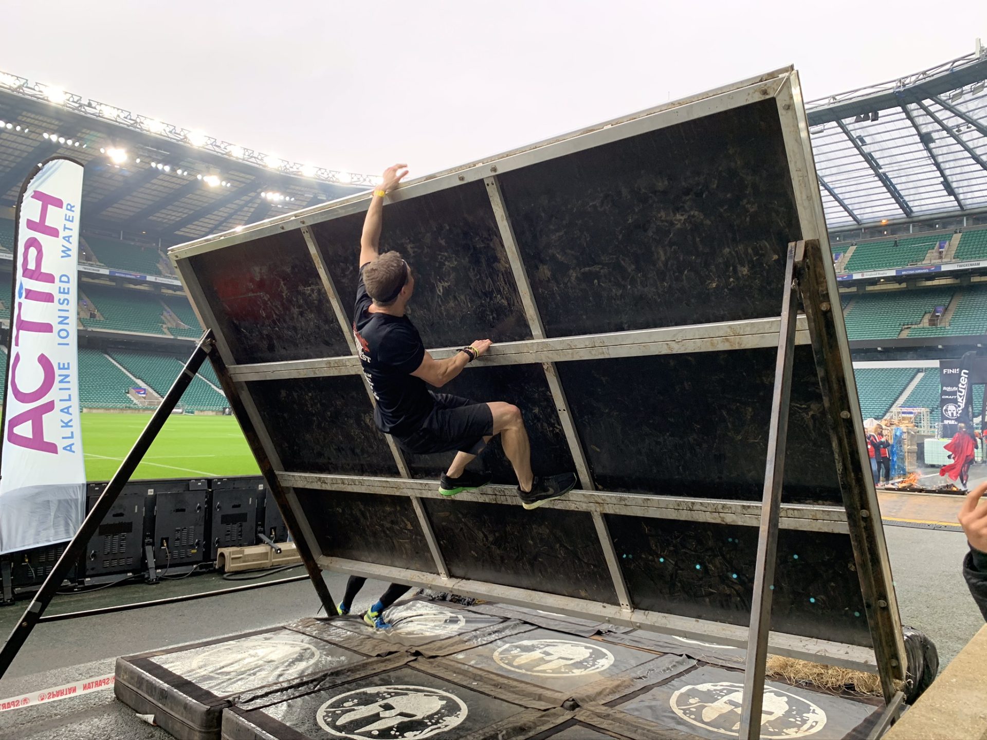 Thousands compete in Spartan Stadion Race obstacle course at Twickenham