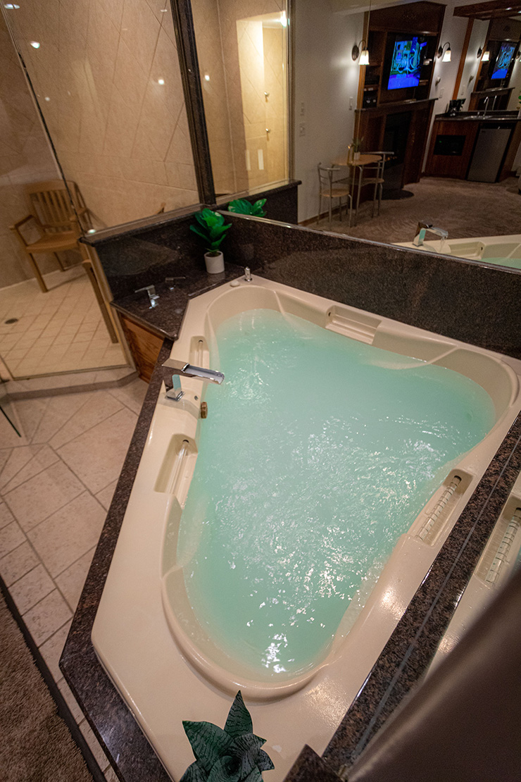 hotels on miller lane with jacuzzi Ivy Kellogg