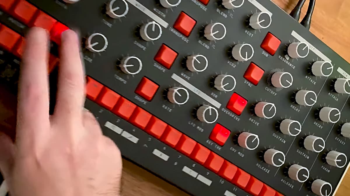 New Nina Analog Synthesizer Features Motorized Knobs For Robotic Patch