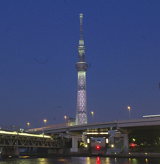 東京スカイツリー ライトアップ 赤 写真素材 [ 2132514 ] - フォトライブラリー Photolibrary 東京スカイツリーと隅田川の屋形船 | 東京屋形船案内