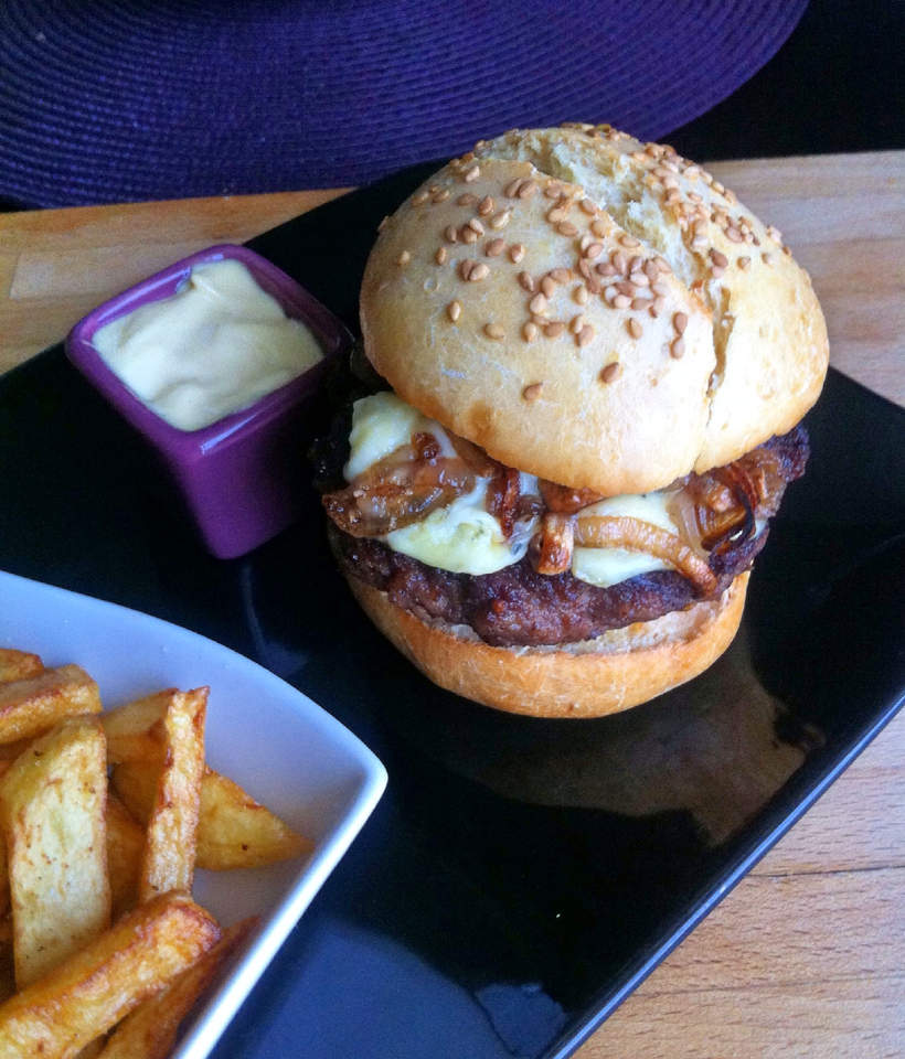 Hamburger à la fourme d’Ambert et échalote Tabou En Cuisine
