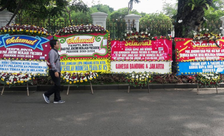 Karangan Bunga Selamat Jokowi Hiasi Istana