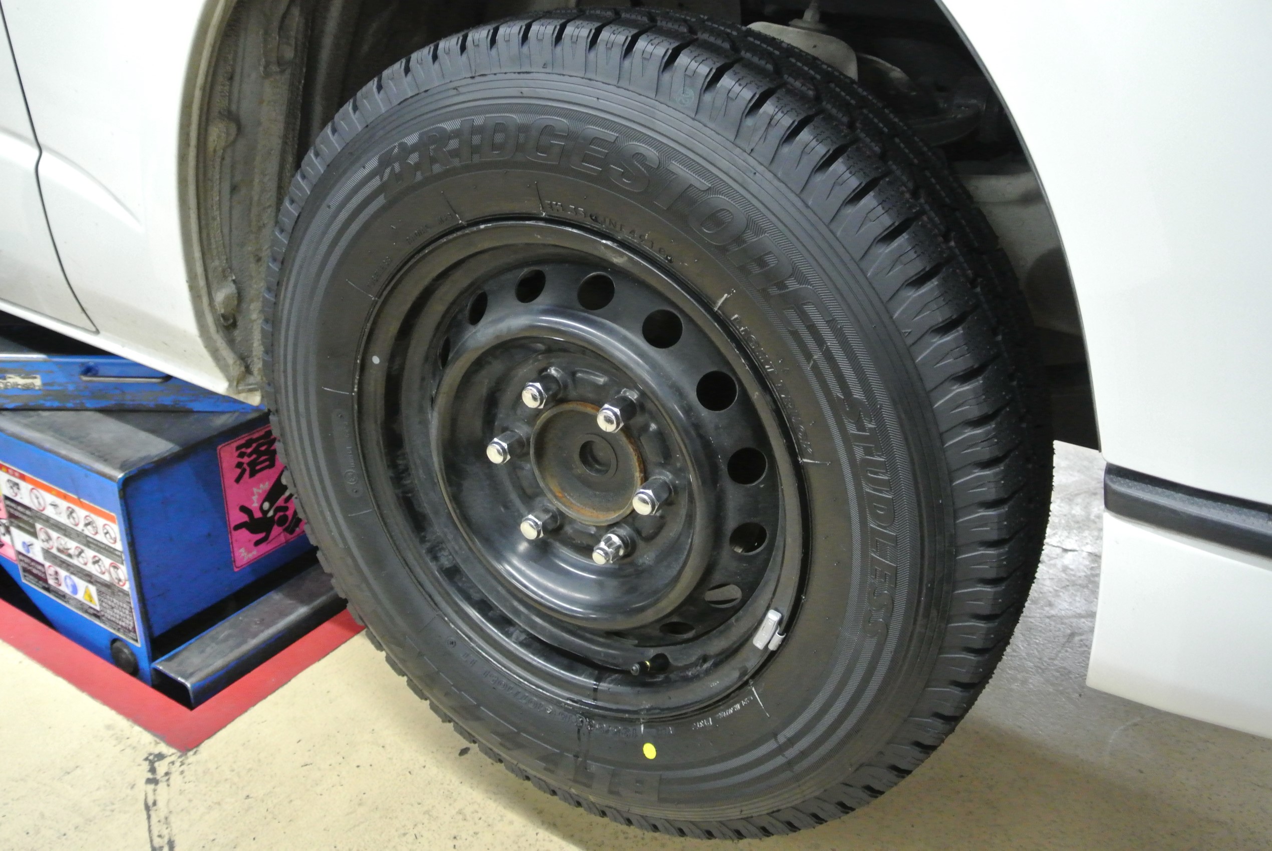 トヨタ ハイエースに商用車用スタッドレスタイヤ VL1装着 サービス事例 タイヤ館 こせ タイヤからはじまる、トータルカー