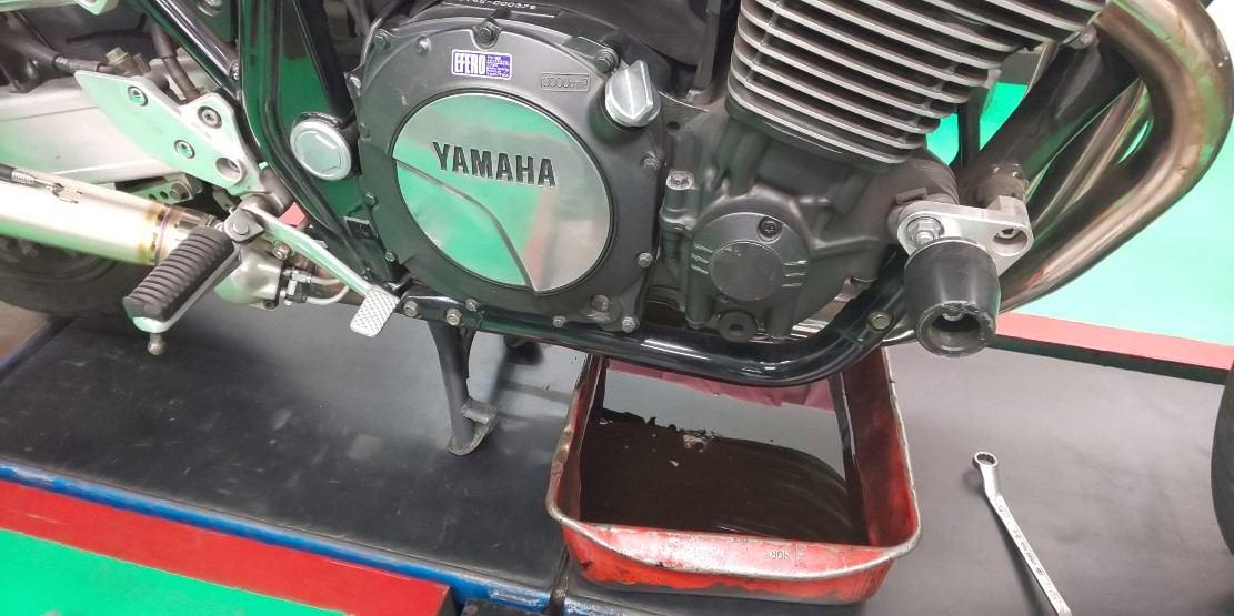 バイクのオイル交換 メンテナンス商品 オイル関連 > エンジンオイル交換 サービス事例 タイヤ館 瀬谷