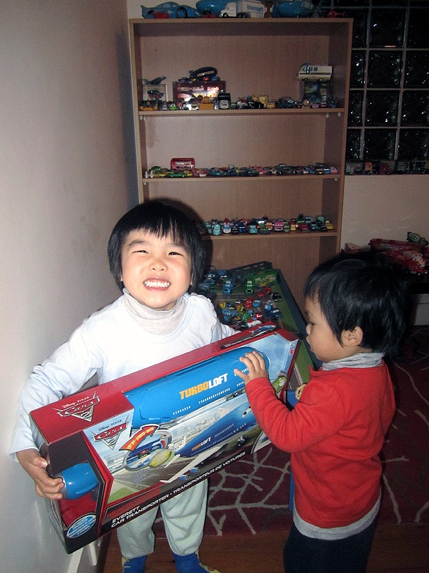 Mattel Disney Pixar CARS 2 Everett the Plane First Class Ride Take