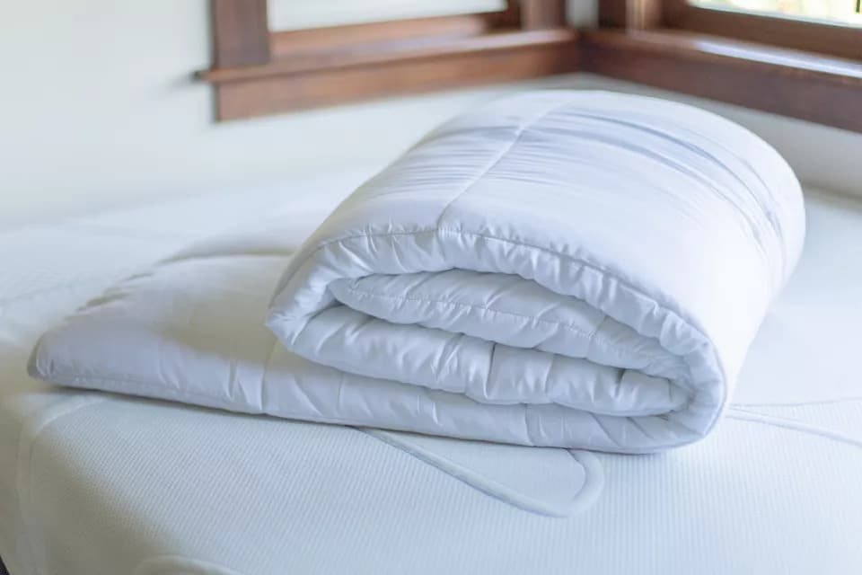 Types of Blankets Useful Guide (Spring 2023)