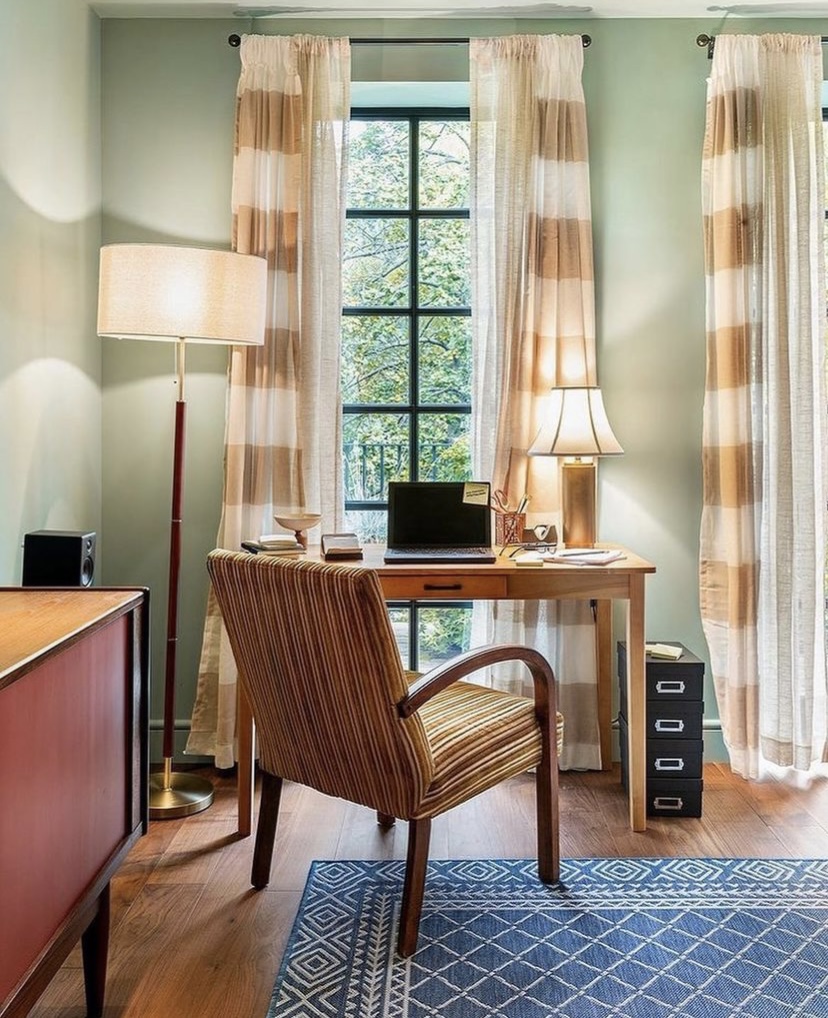 Carrie Bradshaw's Apartment On Airbnb In NYC! Talking With Tami