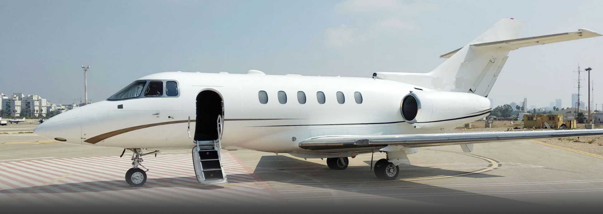 מטוס מנהלים Hawker 800XP טמיר נתיבי אוויר בע"מ