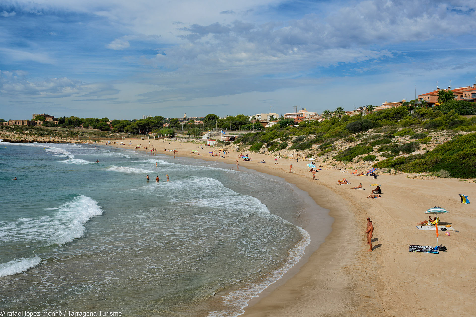 Tarragona te propone hasta diez playas y calas con diferentes servicios