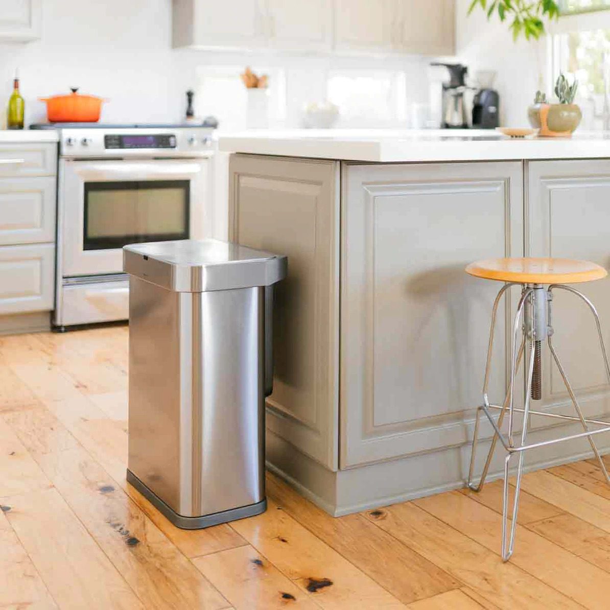 The 7 Best Touchless Trash Cans for Your Home [Updated]