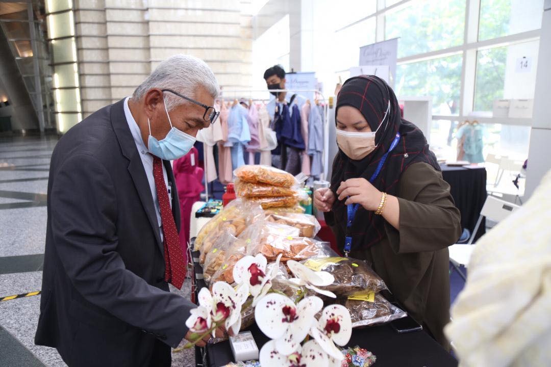 BANTUAN PERNIAGAAN DI KUALA TERENGGANU TEMANNITA DARIPADA