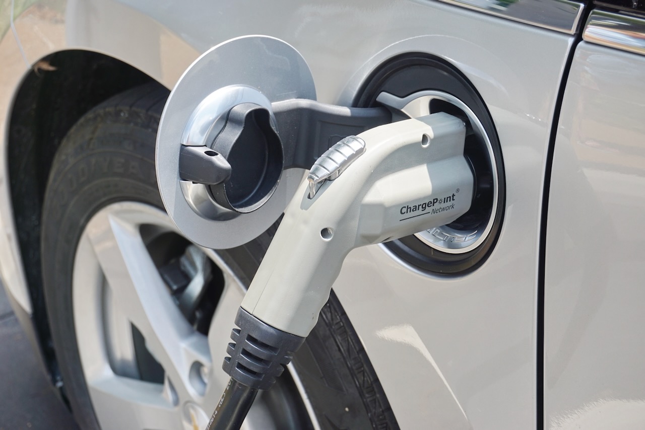 Choosing Between Hybrid and Electric Cars What's Best for Your