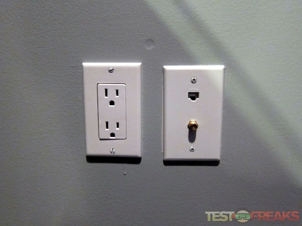 Review of Newer Technology Power2U AC/USB Wall Outlet Technogog