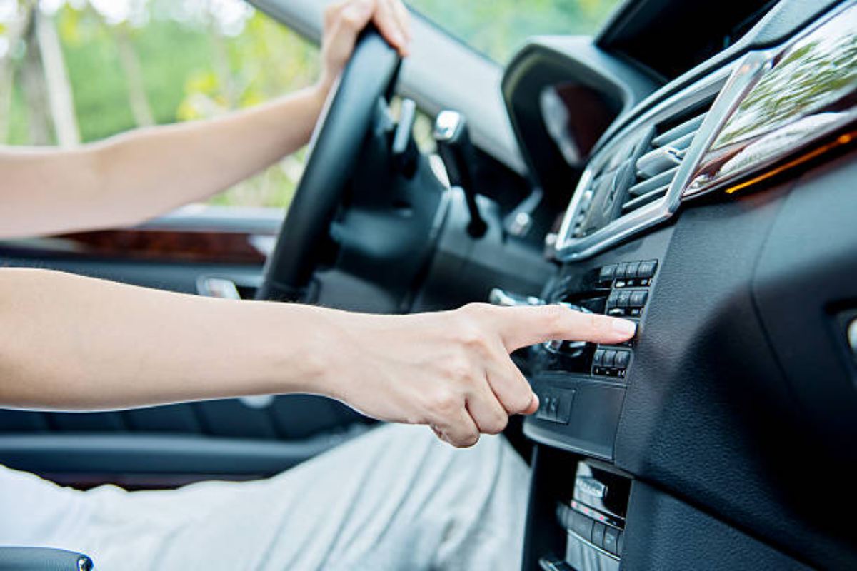 How To Install A Soundbar In Your Car? [2021] TechFord