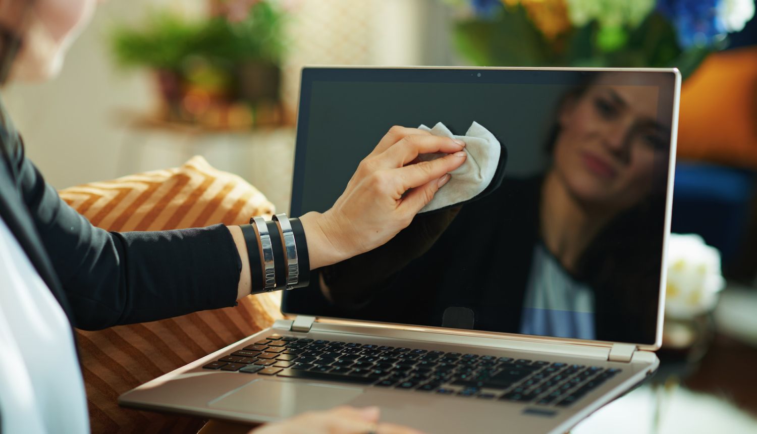 4 easy steps to clean a computer screen. Techno Station