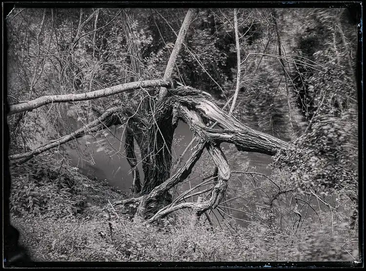 Cena na Praia fluvial do agroal. Processo alternativo fotográfico histórico de gelatina de prata