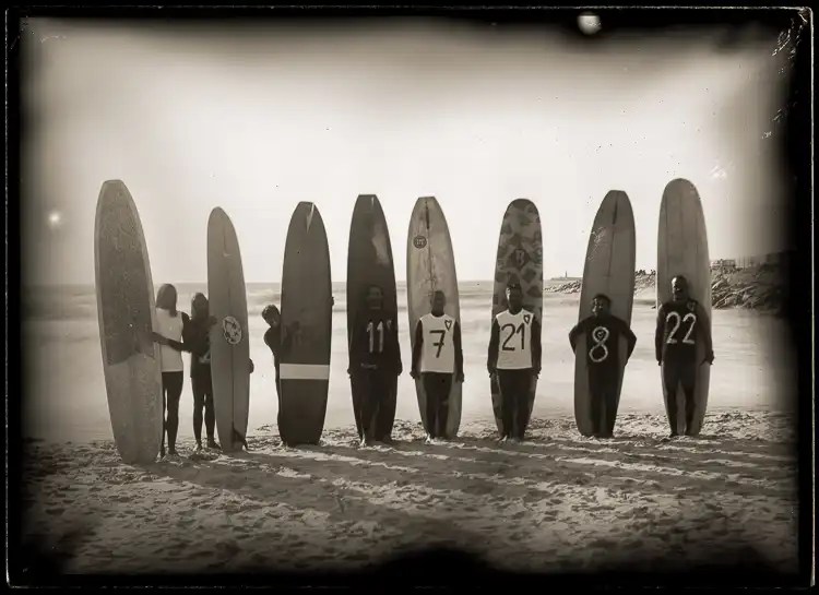 Grupo de Surfistas. Praia. Processo alternativo fotográfico histórico de gelatina de prata