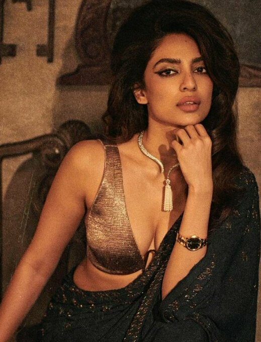 Pic Talk Tenali girl in low cut blouse