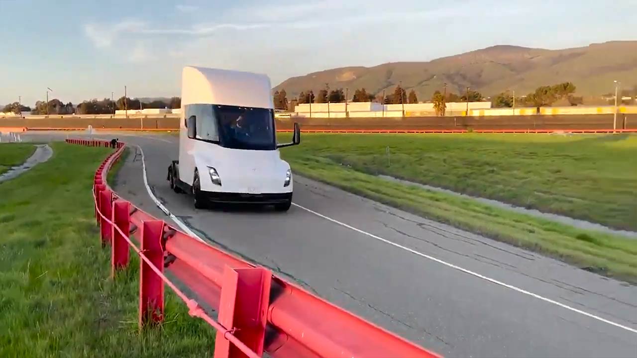 Tesla creates the 'Heavy Duty Trucking' department — releases Semi test