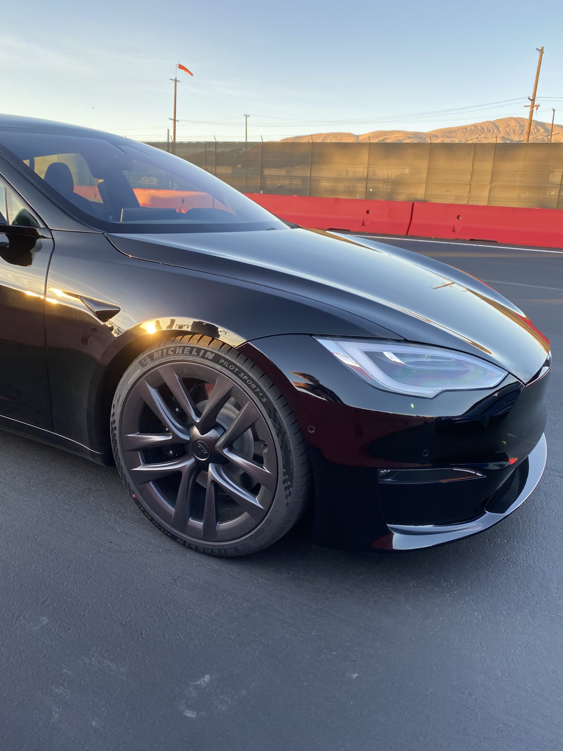 teslamodelsplaidblackcalipers2 TESLARATI