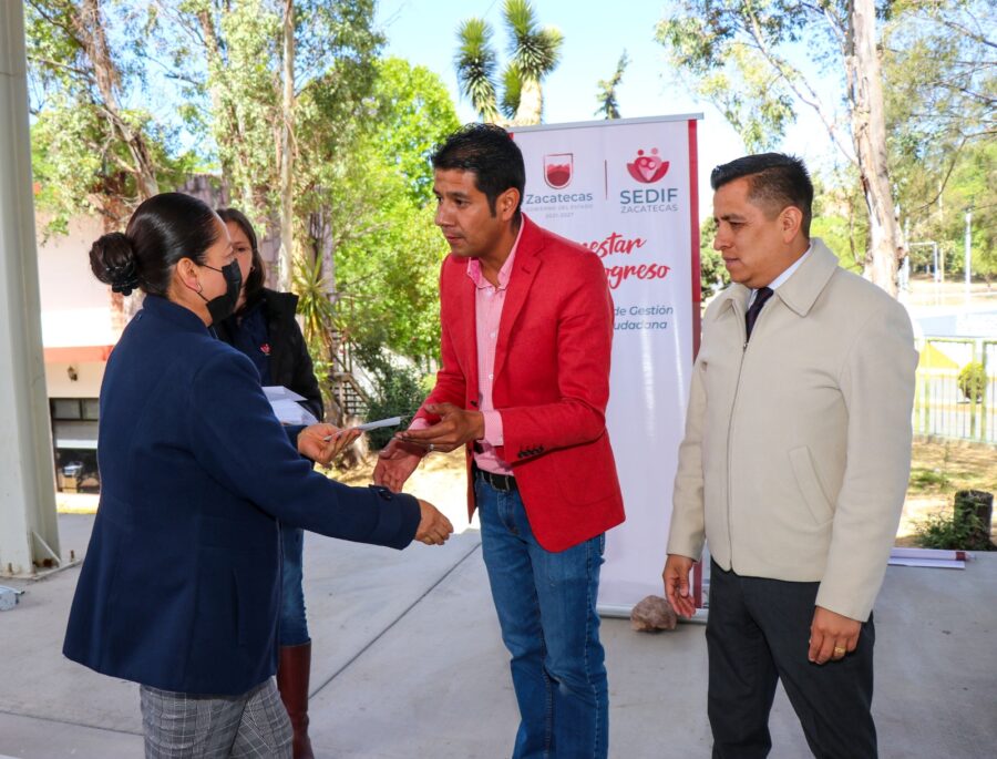 Entrega DIF Estatal apoyos económicos en Zacatecas y Guadalupe
