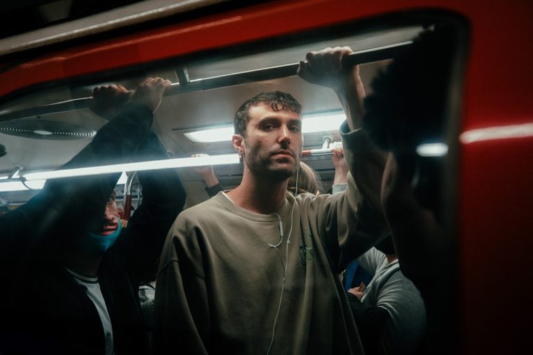 Fred Again kündigt sein neues Studioalbum „Actual Life 3“ und Tour