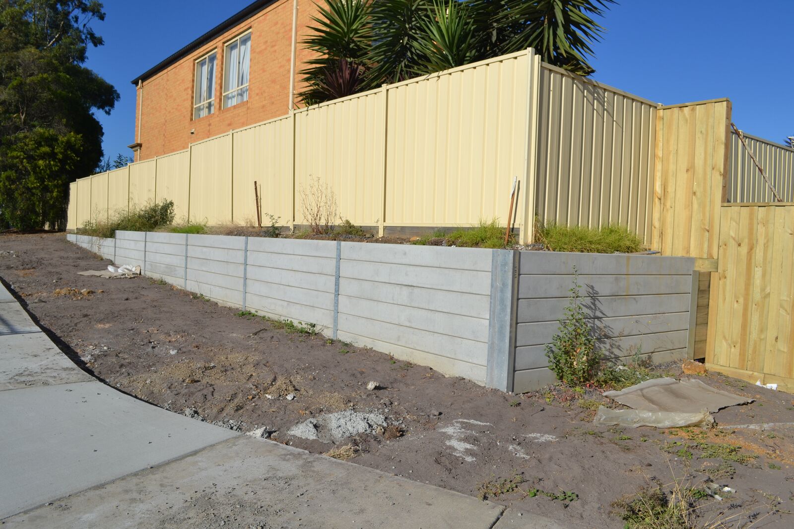 Concrete retaining wall with galvanized steel posts TetraWal