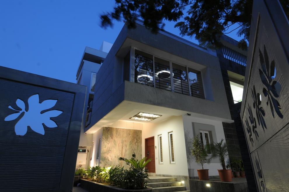 Archana & Amit Shah A Plush Living Entrance of the House Ahmedanad
