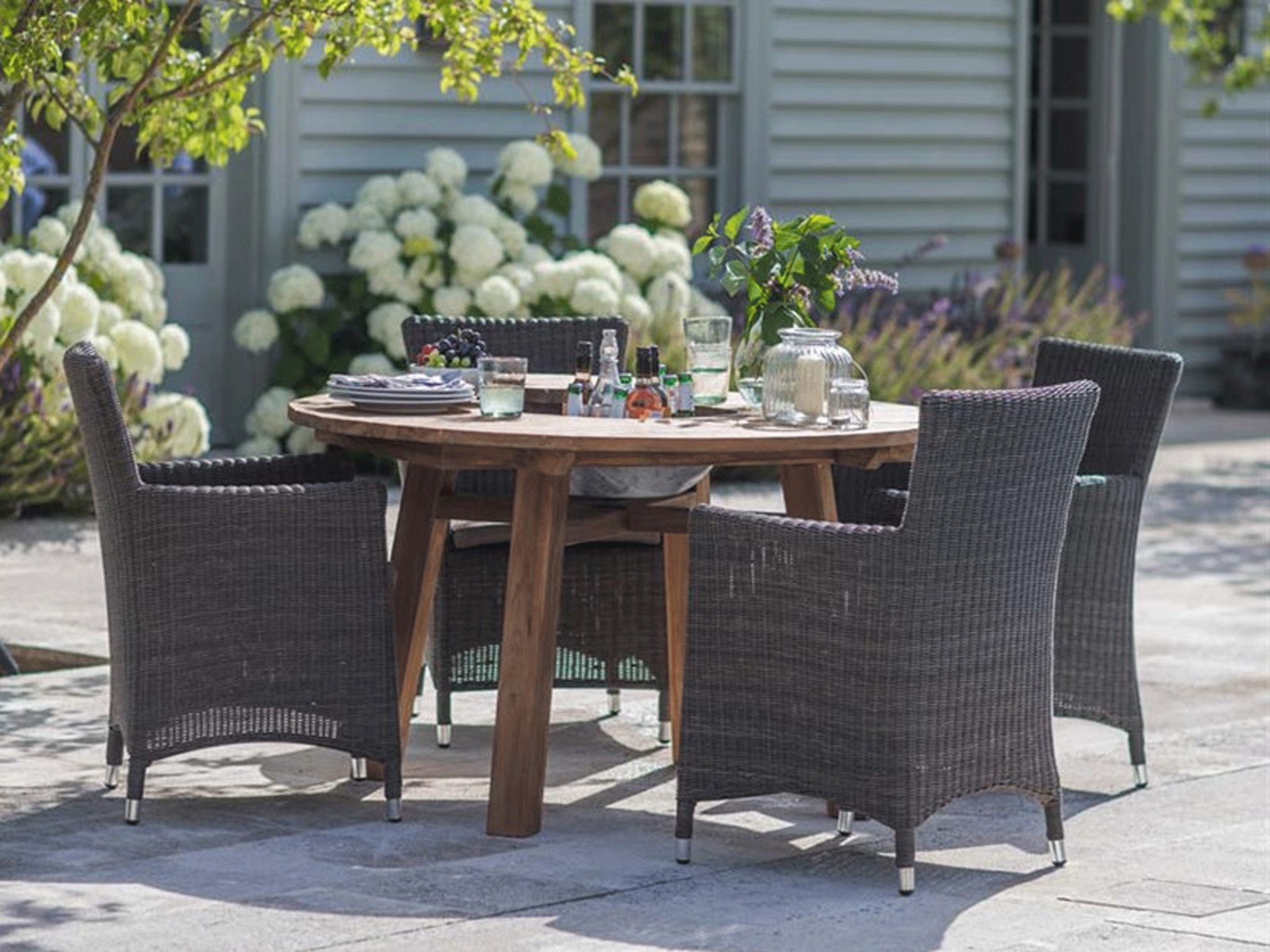 How To Paint The Rattan Garden Furniture UK?