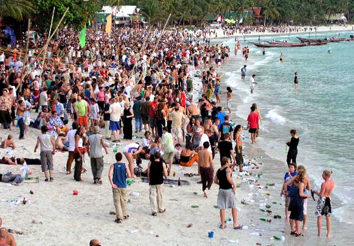 Soldiers shut down unofficial Full Moon Party on Koh Phangan Island