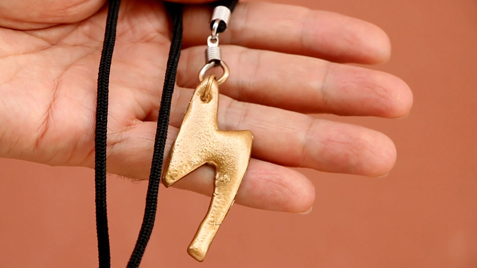 [DIY] Necklace from a glue gun Thaitrick