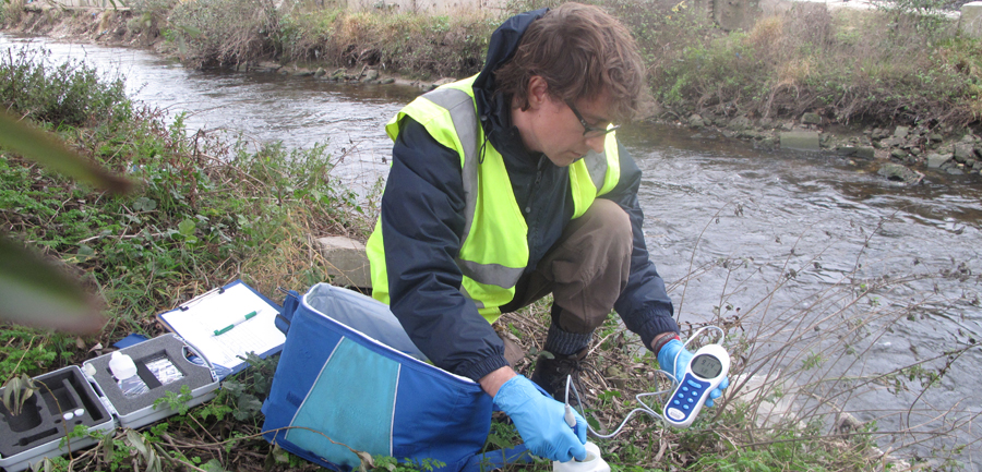 Water quality testing the River Lea with UCL Thames21