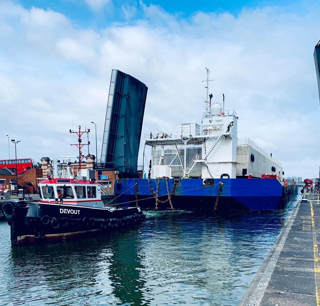 Towing Thamescraft Dry Docking