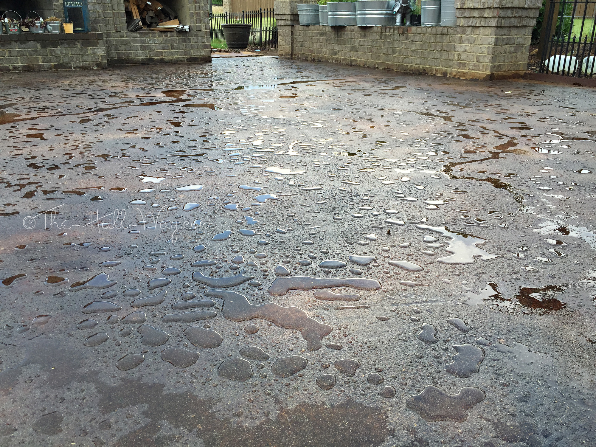 Living with acid stains on concrete with your own hands ... Walk in the corridor