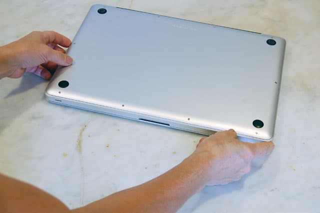 Replacing your laptop battery. The Art of Doing Stuff