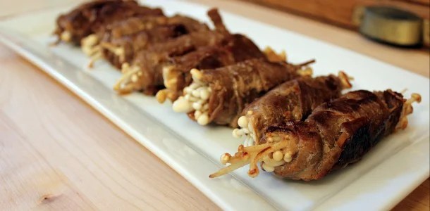 Tidak lupa, premium wagyu saikoro untuk kamu yang mau membayar lebih. Sliced Beef With Enoki Mushrooms Japanese Style