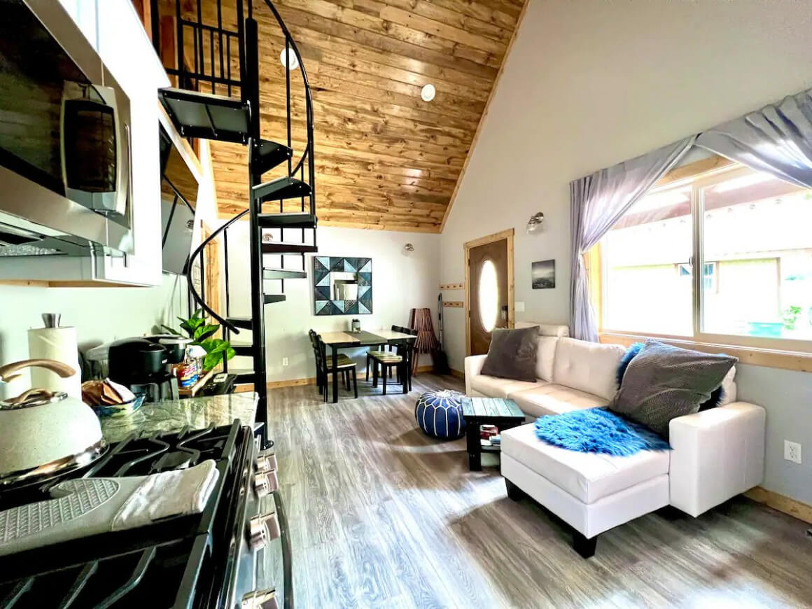 15 STUNNING Cabins in Idaho [2024 Edition]