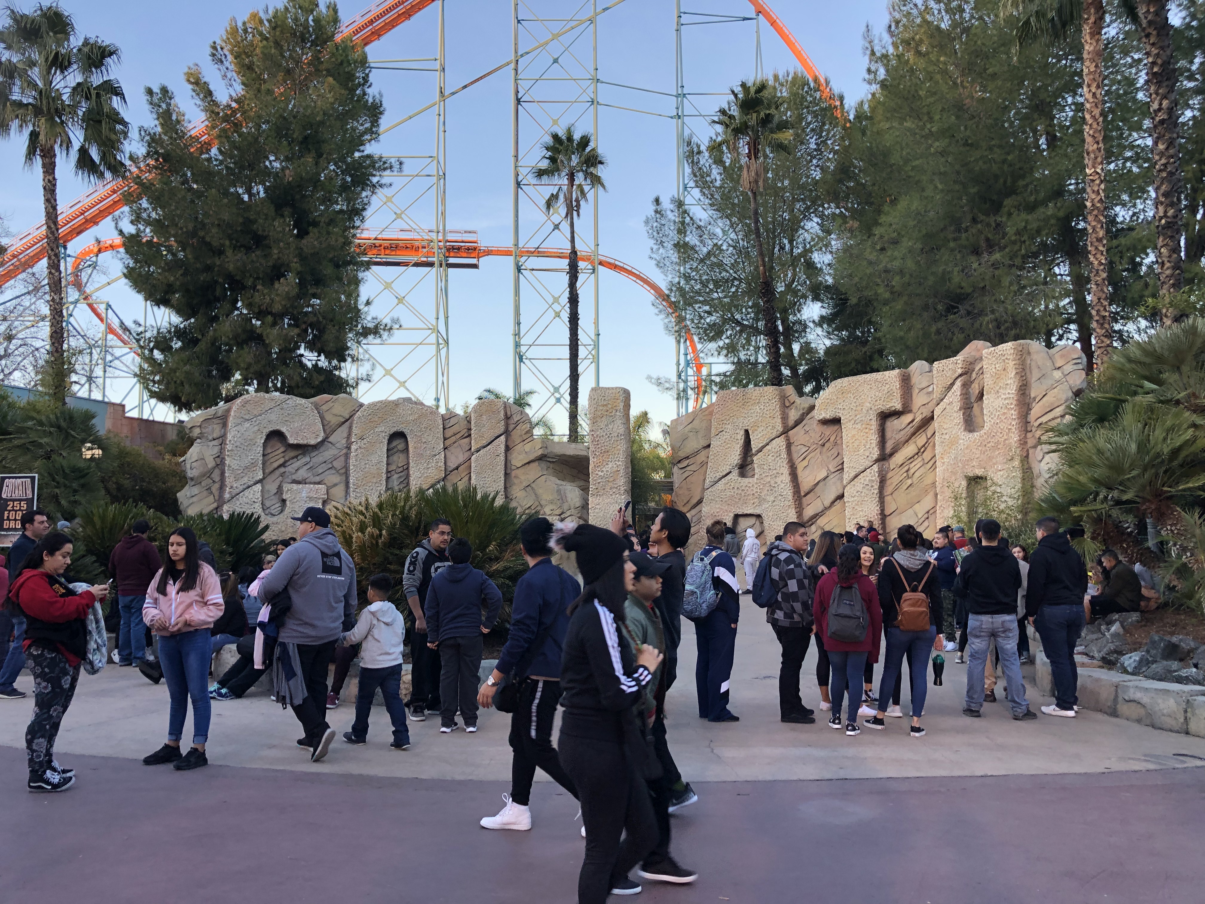Six Flags Magic Mountain Reaches Capacity - Let's Take A Look - Coaster Kings